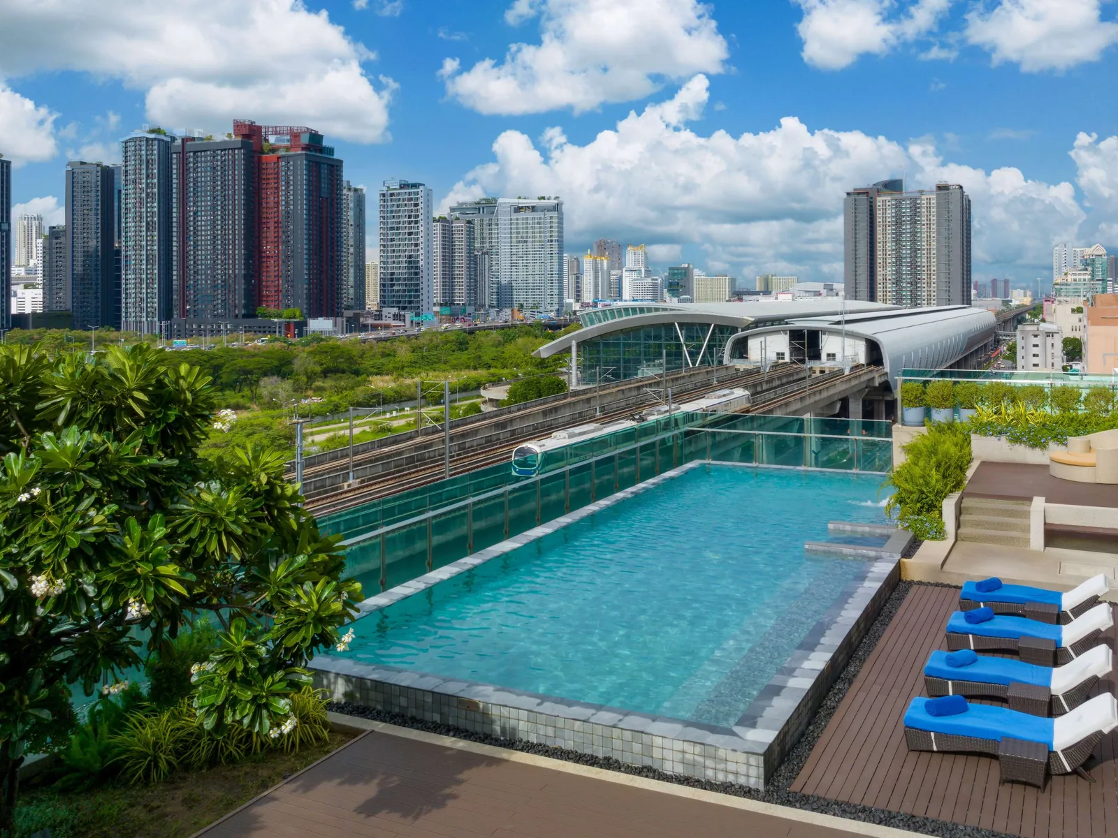 Mercure Bangkok Makkasan pool with Airport Rail Link view