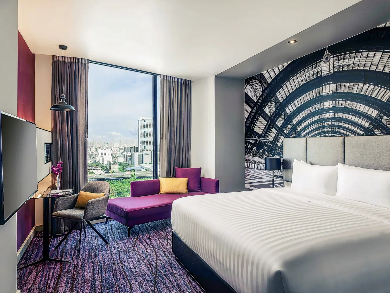 Mercure Bangkok Makkasan Superior King room with city view