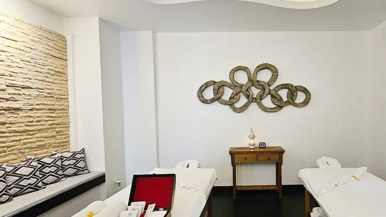 Oasis Spa Sukhumvit 31 treatment room with two massage beds