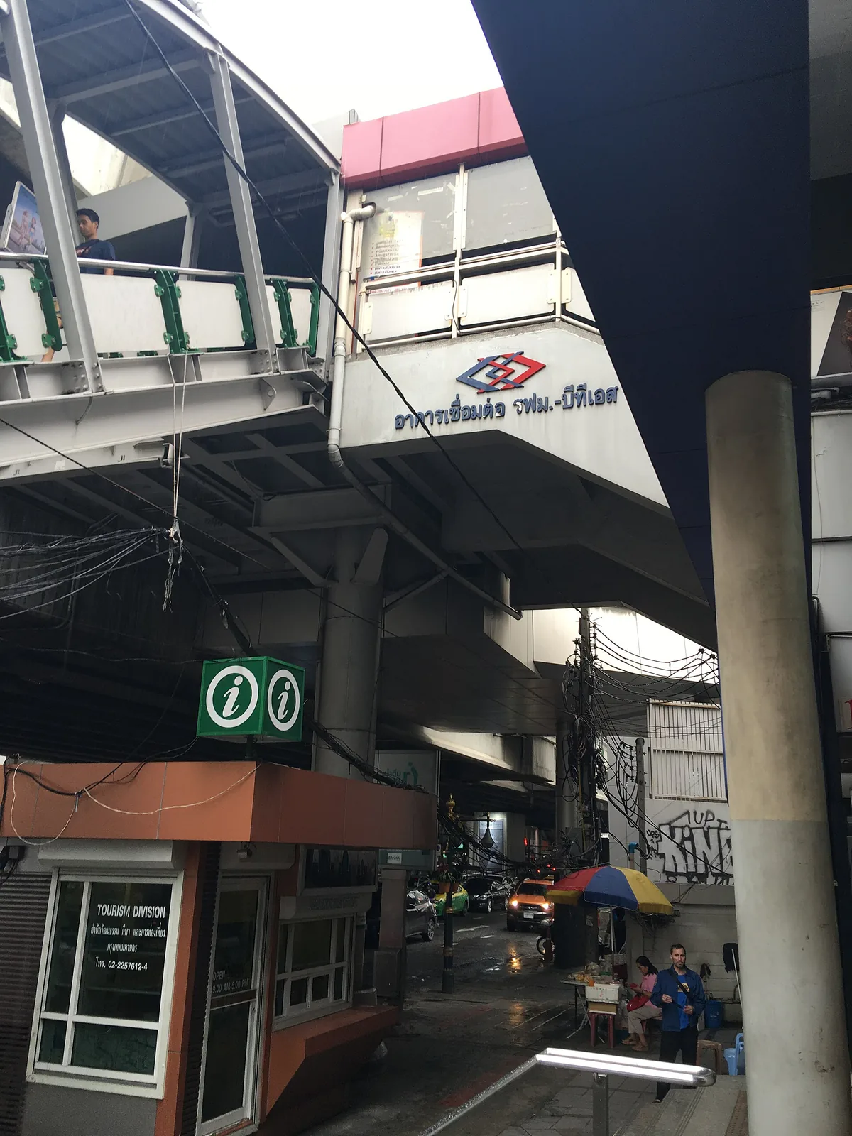 Connector between Sukhumvit MRT and Asok BTS with the green MRT symbol visible